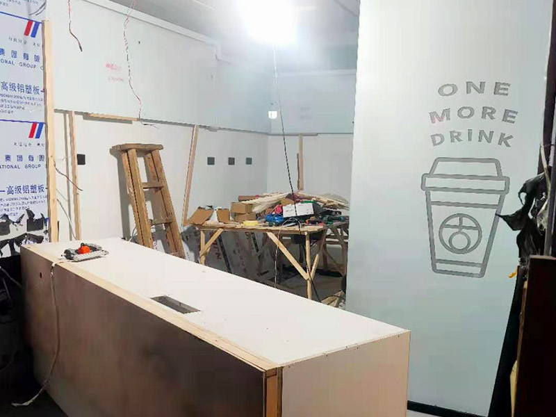 門店吧臺木工裝修：1.按圖施工：木工的第一步驟是看設(shè)計圖紙，了解所需要進行的材料數(shù)量，確定大致施工方向和施工周期 2.材料進場：前期的裝修步驟完成，施工現(xiàn)場清理干凈之后，就可以安排木工的材料進場準備了。 3.搭建施工臺：木工施工需要搭建自用的施工臺，主要用于切割木板材，處理木板材的平整度等等。 4.架設(shè)龍骨：主要是安裝主副龍骨、固定石膏板、裝飾石膏板表層等。 5.制造框架：門套，窗套的制作，電視柜、書柜、衣柜、酒水柜、櫥柜等等家具的框架 6.表層封裝：各類木制品完成之后，對其表面進行細節(jié)封裝，然后進行細節(jié)檢查修補。 7.油漆：所有工序完成后，對其表面進行油漆修飾。