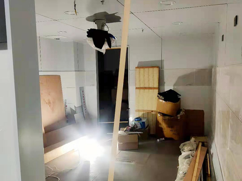 門店吧臺木工裝修：1.按圖施工：木工的第一步驟是看設(shè)計圖紙，了解所需要進行的材料數(shù)量，確定大致施工方向和施工周期 2.材料進場：前期的裝修步驟完成，施工現(xiàn)場清理干凈之后，就可以安排木工的材料進場準備了。 3.搭建施工臺：木工施工需要搭建自用的施工臺，主要用于切割木板材，處理木板材的平整度等等。 4.架設(shè)龍骨：主要是安裝主副龍骨、固定石膏板、裝飾石膏板表層等。 5.制造框架：門套，窗套的制作，電視柜、書柜、衣柜、酒水柜、櫥柜等等家具的框架 6.表層封裝：各類木制品完成之后，對其表面進行細節(jié)封裝，然后進行細節(jié)檢查修補。 7.油漆：所有工序完成后，對其表面進行油漆修飾。