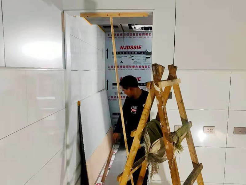 門店吧臺木工裝修：1.按圖施工：木工的第一步驟是看設(shè)計圖紙，了解所需要進行的材料數(shù)量，確定大致施工方向和施工周期 2.材料進場：前期的裝修步驟完成，施工現(xiàn)場清理干凈之后，就可以安排木工的材料進場準備了。 3.搭建施工臺：木工施工需要搭建自用的施工臺，主要用于切割木板材，處理木板材的平整度等等。 4.架設(shè)龍骨：主要是安裝主副龍骨、固定石膏板、裝飾石膏板表層等。 5.制造框架：門套，窗套的制作，電視柜、書柜、衣柜、酒水柜、櫥柜等等家具的框架 6.表層封裝：各類木制品完成之后，對其表面進行細節(jié)封裝，然后進行細節(jié)檢查修補。 7.油漆：所有工序完成后，對其表面進行油漆修飾。