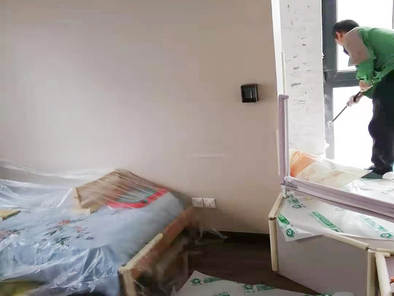 墻面翻新成品保護(hù):墻面如果出現(xiàn)細(xì)微白色粉末，說明墻內(nèi)鹽分在析出，這時(shí)候建議大家可以用尼龍刷或鐵刷將其刷除，在觀察幾天，確定不再有白色粉末析出，且待水泥墻面干燥磨平，便可上漆。可以使用刀或是鐵刷來除去墻面剝落的漆膜，然后利用砂紙將墻面表層磨平就可以了。底漆一般不用特別來處理的墻面，如果是問題的墻面，那么就要針對(duì)相應(yīng)的墻面問題來選擇專治問題的底漆。墻面涂刷的時(shí)候應(yīng)該先從頂部開始再往下刷，否則會(huì)造成油漆滴落弄花已完成的墻面。