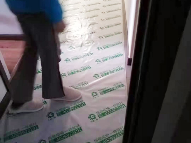 墻面翻新成品保護(hù):墻面如果出現(xiàn)細(xì)微白色粉末，說明墻內(nèi)鹽分在析出，這時(shí)候建議大家可以用尼龍刷或鐵刷將其刷除，在觀察幾天，確定不再有白色粉末析出，且待水泥墻面干燥磨平，便可上漆。可以使用刀或是鐵刷來除去墻面剝落的漆膜，然后利用砂紙將墻面表層磨平就可以了。底漆一般不用特別來處理的墻面，如果是問題的墻面，那么就要針對(duì)相應(yīng)的墻面問題來選擇專治問題的底漆。墻面涂刷的時(shí)候應(yīng)該先從頂部開始再往下刷，否則會(huì)造成油漆滴落弄花已完成的墻面。