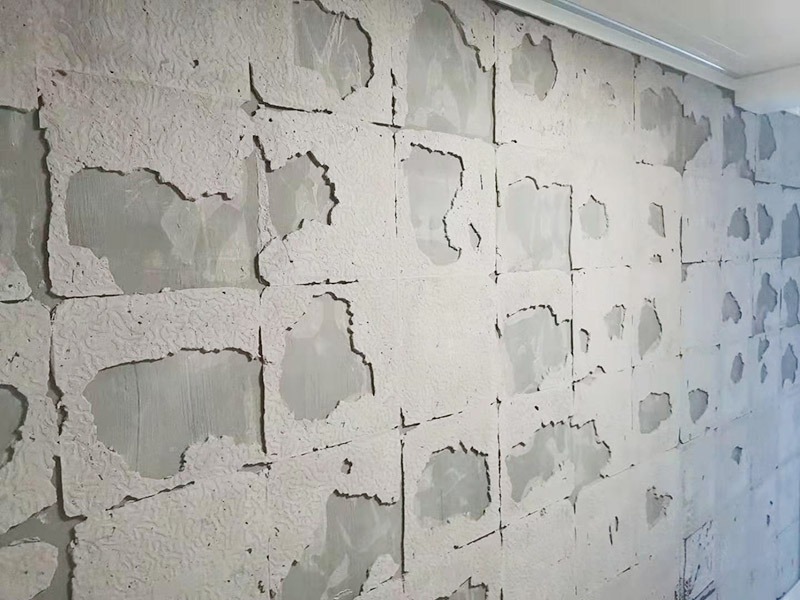 墻磚拆除維修：先把地面上的東西全搬出去，然后戴上手套和防護(hù)眼鏡，用錘子把一塊瓷磚敲碎，再用扁的鑿子往里撬，一片一片慢慢鑿，這種方法費(fèi)力費(fèi)時。用小型的電鎬或瓷磚鏟除機(jī)就能輕輕松松完成任務(wù)。