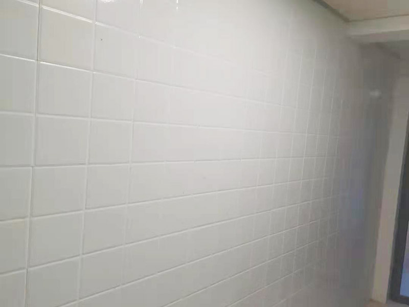 墻磚拆除維修：先把地面上的東西全搬出去，然后戴上手套和防護(hù)眼鏡，用錘子把一塊瓷磚敲碎，再用扁的鑿子往里撬，一片一片慢慢鑿，這種方法費(fèi)力費(fèi)時。用小型的電鎬或瓷磚鏟除機(jī)就能輕輕松松完成任務(wù)。