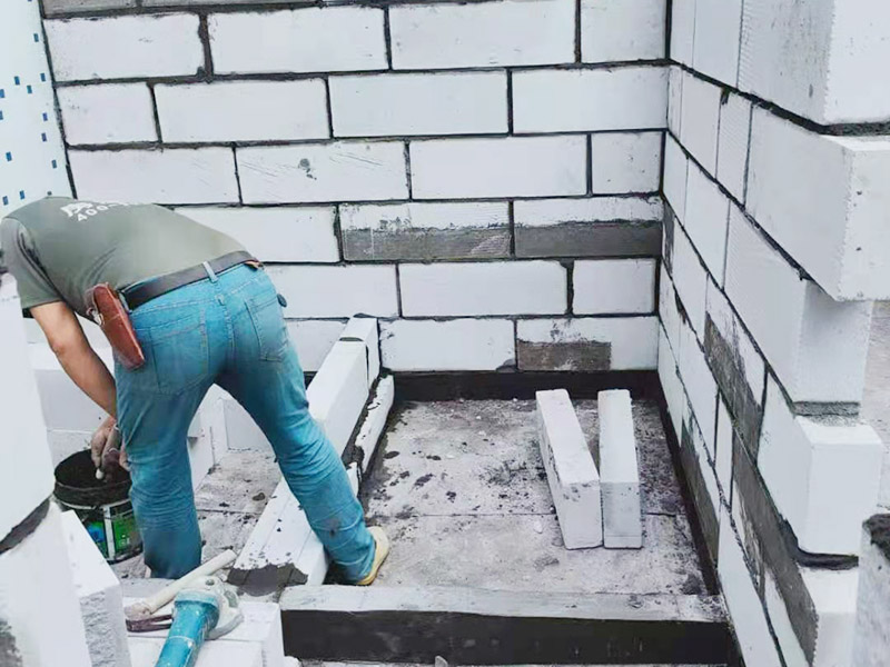 水泥砌空心磚施工：先用墨斗彈出統(tǒng)一的水平線、房間地面整體的縱橫直角線和墻體垂直線。在砌筑前，要先將樓地面用水泥砂漿找平。根據(jù)現(xiàn)場(chǎng)實(shí)際尺寸排第一層磚，要注意預(yù)留出門窗及洞口的尺寸。施工過(guò)程中，要嚴(yán)格控制水泥砂漿強(qiáng)度等級(jí)，確保砌筑砂漿飽滿。衛(wèi)生間及廚房必須倒地梁，倒地梁處必須鏟除原有的防水層，不能在原有的防水層或者砂漿層上直接砌筑。地梁的高度不得低于150毫米，其寬度一般與磚同寬。倒地梁前應(yīng)先沖洗地面，并用素水泥漿做結(jié)合處理。