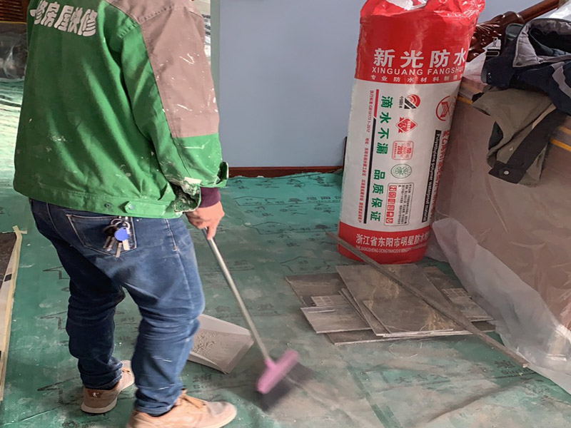 外墻瓷磚局部翻新：瓷磚作為裝飾產(chǎn)品,除了飾面效果及產(chǎn)品質(zhì)量能由生產(chǎn)廠家決定外,其它的使用效果還取決于墻體結(jié)構(gòu)、施工環(huán)境、鋪貼材料及施工方法等各類因素的制約,而一旦瓷磚使用期間出現(xiàn)脫落,瓷磚產(chǎn)品卻往往被當成&ldquo;罪魁禍首&rdquo;。外墻翻新之前,需要基層要求牢固、堅實、干燥、平整、清潔、無浮灰、無油跡。 清理原墻面，想要讓墻面面目一新，煥發(fā)容光，我們首先要做的就是將之前的漆料去除干凈。然后把起皮嚴重的鏟除，之后還要抹上一層白水泥。但是如果墻面會過于光滑，就還要做打磨處理，其主要目的是便于新涂料和墻體粘結(jié)。