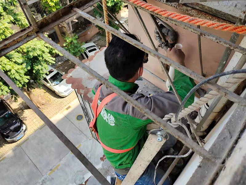 外墻水管改造維修：確定管道的走向和高度。接下來用云石機開槽。根據(jù)需要裁剪出各種長度的管材，待用。熱熔機加熱，綠燈變成紅燈時把管材放進去連接。放管，安裝管卡。15mm冷水管間隔應(yīng)小于0.6m，熱水管為0.25米。20mm冷水管應(yīng)小于0.6米，熱水管應(yīng)小于0.3米。用料漿填槽抹平即可。