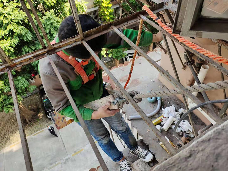 外墻水管改造維修：確定管道的走向和高度。接下來用云石機開槽。根據(jù)需要裁剪出各種長度的管材，待用。熱熔機加熱，綠燈變成紅燈時把管材放進去連接。放管，安裝管卡。15mm冷水管間隔應(yīng)小于0.6m，熱水管為0.25米。20mm冷水管應(yīng)小于0.6米，熱水管應(yīng)小于0.3米。用料漿填槽抹平即可。