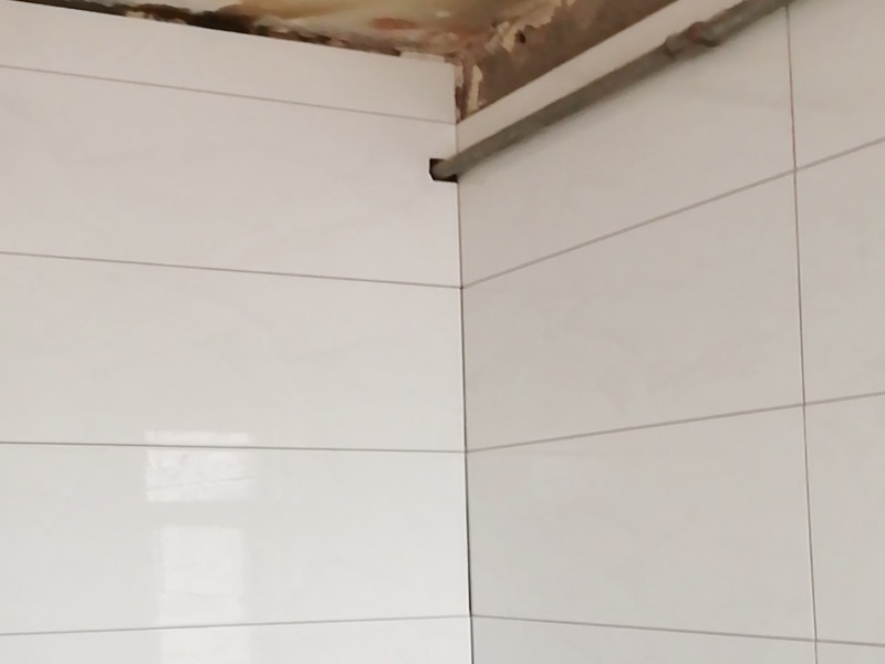 衛(wèi)生間貼磚施工：一是墻磚應從下向上鋪貼,且一面墻不能一次貼到頂,接縫一般為1~3毫米;二是鋪貼前要先處理墻面的平整,處理裂縫;三是粘結材料的涂抹要中間稍高于四周,用橡膠錘敲擊表面以固定,這樣一來可以避免空氣積存于粘結層中。同時要進行水平檢測;四是粘結材料要挑和適當,一般墻面水泥與沙比例為1:4,地面水泥與沙比例為1:32. 地面要打平。 注意的是防水層的處理。在廚廁之些地方的墻面更應高度注意。因為更換瓷片通常會破壞原有水泥沙槳防水層。補救辦法是在貼設瓷磚前先打一層瀝青防水層。