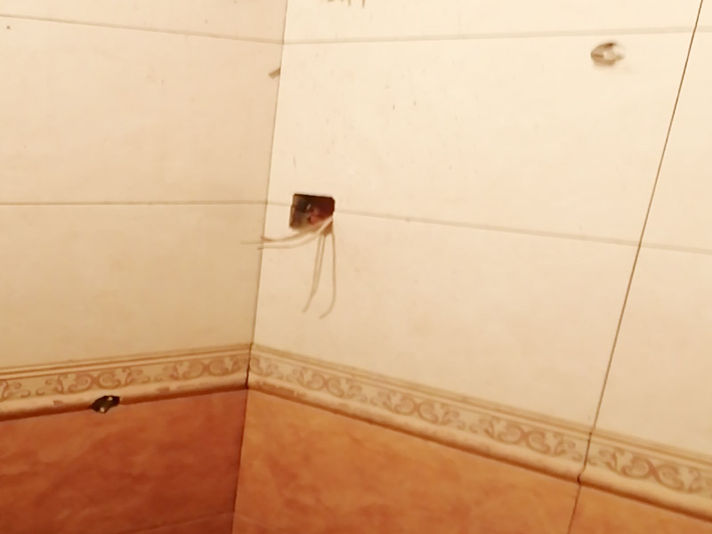 衛(wèi)生間貼磚施工：一是墻磚應從下向上鋪貼,且一面墻不能一次貼到頂,接縫一般為1~3毫米;二是鋪貼前要先處理墻面的平整,處理裂縫;三是粘結材料的涂抹要中間稍高于四周,用橡膠錘敲擊表面以固定,這樣一來可以避免空氣積存于粘結層中。同時要進行水平檢測;四是粘結材料要挑和適當,一般墻面水泥與沙比例為1:4,地面水泥與沙比例為1:32. 地面要打平。 注意的是防水層的處理。在廚廁之些地方的墻面更應高度注意。因為更換瓷片通常會破壞原有水泥沙槳防水層。補救辦法是在貼設瓷磚前先打一層瀝青防水層。