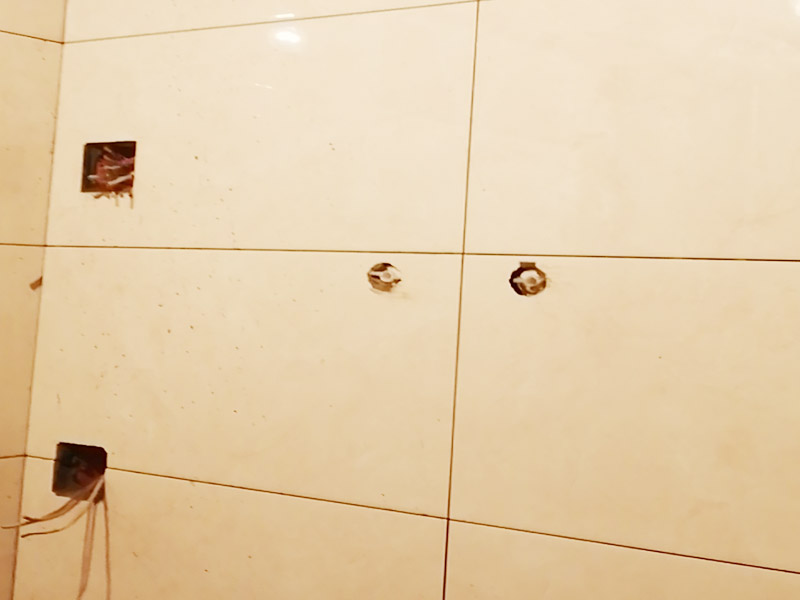 衛(wèi)生間貼磚施工：一是墻磚應從下向上鋪貼,且一面墻不能一次貼到頂,接縫一般為1~3毫米;二是鋪貼前要先處理墻面的平整,處理裂縫;三是粘結材料的涂抹要中間稍高于四周,用橡膠錘敲擊表面以固定,這樣一來可以避免空氣積存于粘結層中。同時要進行水平檢測;四是粘結材料要挑和適當,一般墻面水泥與沙比例為1:4,地面水泥與沙比例為1:32. 地面要打平。 注意的是防水層的處理。在廚廁之些地方的墻面更應高度注意。因為更換瓷片通常會破壞原有水泥沙槳防水層。補救辦法是在貼設瓷磚前先打一層瀝青防水層。