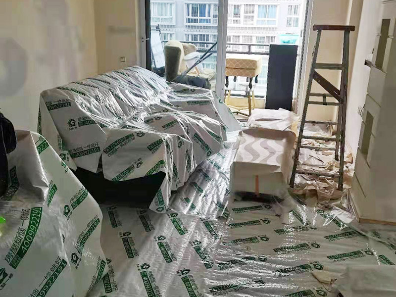 裝修成品保護(hù)：各種裝修物料的進(jìn)場以及各種建筑裝修垃圾的清理，都會經(jīng)過入戶門，這些物品在搬運(yùn)的過程中，難免會和入戶門發(fā)生磕碰，造成入戶門的磕碰劃傷，所以，第一個(gè)需要做好成品保護(hù)的地方就是入戶門。 做法：在裝修開工前直到家具進(jìn)場期間，都需要對入戶門進(jìn)行保護(hù)！可以使用成品保護(hù)膜將門包裹。 地面瓷磚鋪貼完后，用成品保護(hù)膜覆蓋磚面，既可以防止裝修時(shí)的沙子磨傷地面，同時(shí)也能有效地防止油漆涂料等有色液體滴落磚面，造成地面污染。 好處：1.平整美觀；2.不會有泥沙塵土進(jìn)入瓷磚；3.施工時(shí)不會刮花瓷磚；4.時(shí)間久了瓷磚依然干凈無塵。