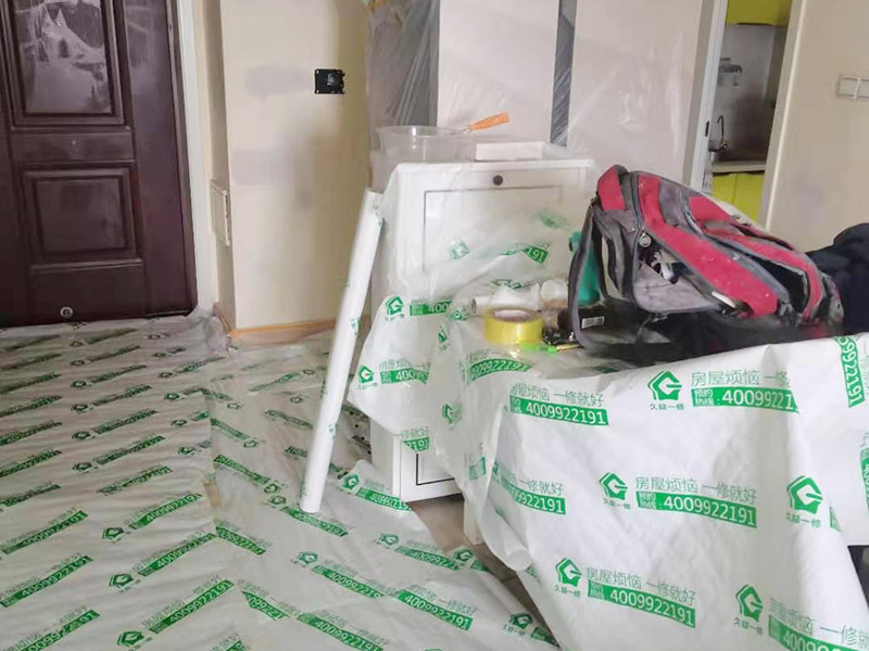 裝修成品保護(hù)：各種裝修物料的進(jìn)場以及各種建筑裝修垃圾的清理，都會經(jīng)過入戶門，這些物品在搬運(yùn)的過程中，難免會和入戶門發(fā)生磕碰，造成入戶門的磕碰劃傷，所以，第一個(gè)需要做好成品保護(hù)的地方就是入戶門。 做法：在裝修開工前直到家具進(jìn)場期間，都需要對入戶門進(jìn)行保護(hù)！可以使用成品保護(hù)膜將門包裹。 地面瓷磚鋪貼完后，用成品保護(hù)膜覆蓋磚面，既可以防止裝修時(shí)的沙子磨傷地面，同時(shí)也能有效地防止油漆涂料等有色液體滴落磚面，造成地面污染。 好處：1.平整美觀；2.不會有泥沙塵土進(jìn)入瓷磚；3.施工時(shí)不會刮花瓷磚；4.時(shí)間久了瓷磚依然干凈無塵。