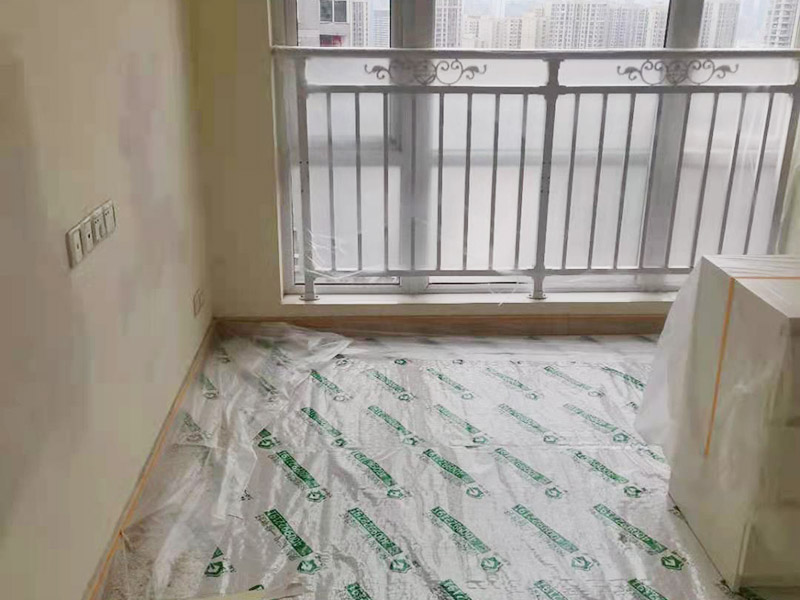 裝修成品保護(hù)：各種裝修物料的進(jìn)場以及各種建筑裝修垃圾的清理，都會經(jīng)過入戶門，這些物品在搬運(yùn)的過程中，難免會和入戶門發(fā)生磕碰，造成入戶門的磕碰劃傷，所以，第一個(gè)需要做好成品保護(hù)的地方就是入戶門。 做法：在裝修開工前直到家具進(jìn)場期間，都需要對入戶門進(jìn)行保護(hù)！可以使用成品保護(hù)膜將門包裹。 地面瓷磚鋪貼完后，用成品保護(hù)膜覆蓋磚面，既可以防止裝修時(shí)的沙子磨傷地面，同時(shí)也能有效地防止油漆涂料等有色液體滴落磚面，造成地面污染。 好處：1.平整美觀；2.不會有泥沙塵土進(jìn)入瓷磚；3.施工時(shí)不會刮花瓷磚；4.時(shí)間久了瓷磚依然干凈無塵。