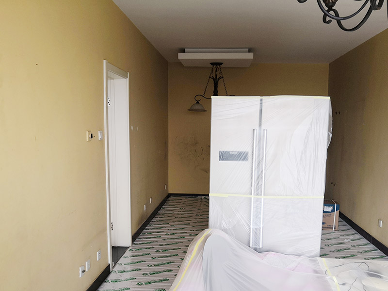 二手房翻新改造：第一步：規(guī)劃與設(shè)計。就是計劃一下哪里需要改動，哪里需要重裝，費(fèi)用預(yù)算之類的，進(jìn)行一個全面的預(yù)估，最終裝修的樣子落在圖紙上。第二步，拆舊與改造。這個在二手房改造中非常重要，對于不滿意的結(jié)構(gòu)進(jìn)行拆除，同時要考慮到一些承重墻。第三步：水電改造。也就是傳說中的隱蔽工程，很多二手房都需要改水電，因?yàn)樵瓉淼脑O(shè)計不合理。