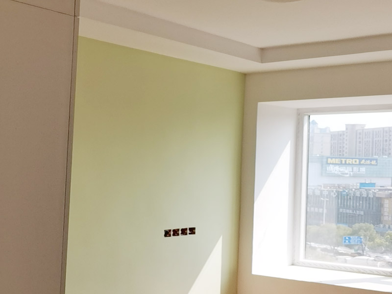 客廳墻面造型翻新：在進行客廳老墻面的翻新處理的時候要注意將老墻面的原有裝修和裝飾都一并的清除。如果老墻面是裝修了一兩年的，則可以只使用鋼刷和砂紙打磨墻面，讓墻面變得干凈平整之后開始新的乳膠漆粉刷工作，如果是裝修時間很長磨損很嚴重的老墻面，則需要用鏟子將墻面的原有裝修都鏟除，之后再刷上膩子開始新的粉刷工作。墻面的底漆作用非常重要，具有防潮、保護墻面、提高墻面粉刷效果的作用。所以底漆的步驟必不可少。在進行乳膠漆的涂刷之前先要計算好所有墻面需要的乳膠漆量，一次配好，避免二次配方產生色差的問題，從而導致墻面顏色不一致影響效果。在進行涂刷的時候也要從上到下順著一個方向進行涂刷。