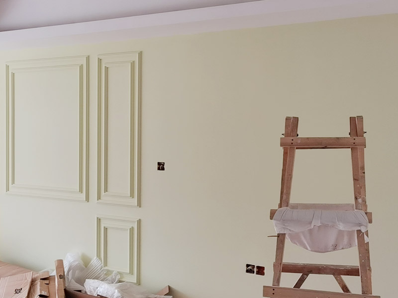 客廳墻面造型翻新：在進行客廳老墻面的翻新處理的時候要注意將老墻面的原有裝修和裝飾都一并的清除。如果老墻面是裝修了一兩年的，則可以只使用鋼刷和砂紙打磨墻面，讓墻面變得干凈平整之后開始新的乳膠漆粉刷工作，如果是裝修時間很長磨損很嚴重的老墻面，則需要用鏟子將墻面的原有裝修都鏟除，之后再刷上膩子開始新的粉刷工作。墻面的底漆作用非常重要，具有防潮、保護墻面、提高墻面粉刷效果的作用。所以底漆的步驟必不可少。在進行乳膠漆的涂刷之前先要計算好所有墻面需要的乳膠漆量，一次配好，避免二次配方產生色差的問題，從而導致墻面顏色不一致影響效果。在進行涂刷的時候也要從上到下順著一個方向進行涂刷。