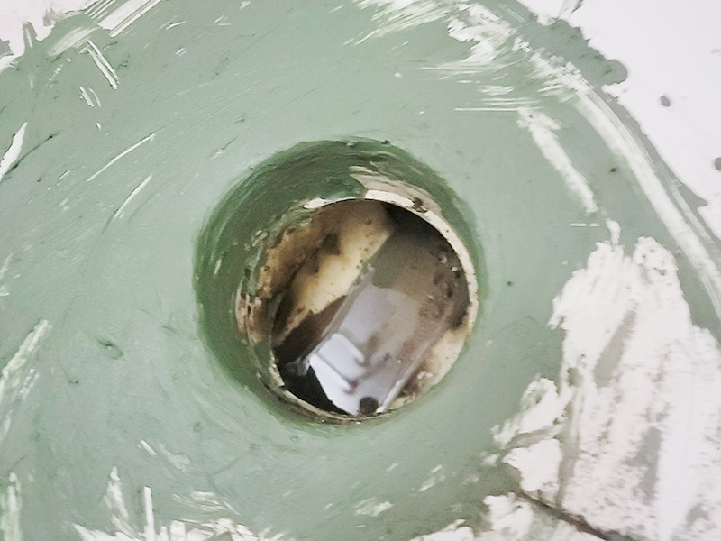 馬桶下水管打壓維修：1.觀察現(xiàn)場，以確定采購配件型號，及其他額外工具。 2.準(zhǔn)備工具及材料。準(zhǔn)備現(xiàn)場，沖一次清水，蓋上馬桶，把舊衣服墊在馬桶蓋上。 3.非常重要，通知你樓上的各家用戶，此期間不要使用馬桶沖水。 4.拆除舊管，先取下兩邊的捆綁固定物，用鉗子，一般是鐵絲擰的。然后吧管取下，一般塑料已經(jīng)老化，沒有彈性，但很脆，直接掰就行。 5.處理接口邊緣，主要是通便管道接口，老化膠皮粘著邊上，形成厚度，不敲掉的話新管套不進(jìn)去。然后兩邊接口抹上凡士林。不然上面有銹，套管的時候非常困難。廢舊衣物此時可以用來擦手。 6.套管，力氣活，技巧活。注意，先吧固定的鐵圈套中膠皮管口，不然對接上之后，就帶不上了。