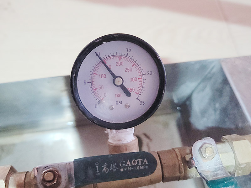 馬桶下水管打壓維修：1.觀察現(xiàn)場，以確定采購配件型號，及其他額外工具。 2.準(zhǔn)備工具及材料。準(zhǔn)備現(xiàn)場，沖一次清水，蓋上馬桶，把舊衣服墊在馬桶蓋上。 3.非常重要，通知你樓上的各家用戶，此期間不要使用馬桶沖水。 4.拆除舊管，先取下兩邊的捆綁固定物，用鉗子，一般是鐵絲擰的。然后吧管取下，一般塑料已經(jīng)老化，沒有彈性，但很脆，直接掰就行。 5.處理接口邊緣，主要是通便管道接口，老化膠皮粘著邊上，形成厚度，不敲掉的話新管套不進(jìn)去。然后兩邊接口抹上凡士林。不然上面有銹，套管的時候非常困難。廢舊衣物此時可以用來擦手。 6.套管，力氣活，技巧活。注意，先吧固定的鐵圈套中膠皮管口，不然對接上之后，就帶不上了。