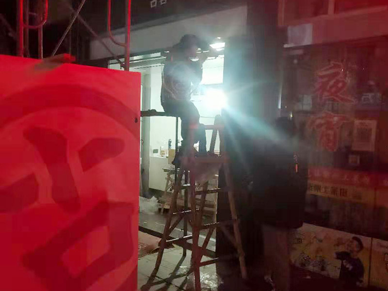 門店裝修翻新：1、在裝修之前，先要定位好門店裝修風(fēng)格，要依據(jù)當?shù)氐南M程度、消費群體等衡量設(shè)計。當然，更重要是實時跟進效果圖的設(shè)計，確保最后可以是契合當?shù)氐难b修作風(fēng)。 2、店的水電安裝需要提前策劃好，以便在后期能夠方便使用，不需要再另外添加，以免給門店造成部分破壞。 3、店內(nèi)裝飾不宜采用過多的線條分割和色彩渲染，以免顧客產(chǎn)生視覺疲勞。店面的色彩要統(tǒng)一和諧，不宜采用任何生硬的、強烈的對比。 4、 招牌上的字號大小要適宜，過大會使招牌顯得太擠，破壞整體布局，可通過襯底色來突出店名。另外，為適合顧客閱讀，店名一般不要使用草書或外文字母。 主體拆改是最先上的一個項目，主要包括拆墻、砌墻、鏟墻皮、拆暖氣、換塑鋼窗等等。拆改完的垃圾，要及時清理出去，保證室內(nèi)的清潔，也更方便日后施工。 水電改造前，設(shè)計師應(yīng)上門進行第一次測量，幫忙確定好開關(guān)、燈具等的確切位置，制定改造方案。 插座面板大概半天可以安裝完畢，應(yīng)注意插座最好買帶開關(guān)功能的，尤其是廚房，這樣，電飯鍋、微波爐就可免于插拔電源，用開關(guān)即可控制。