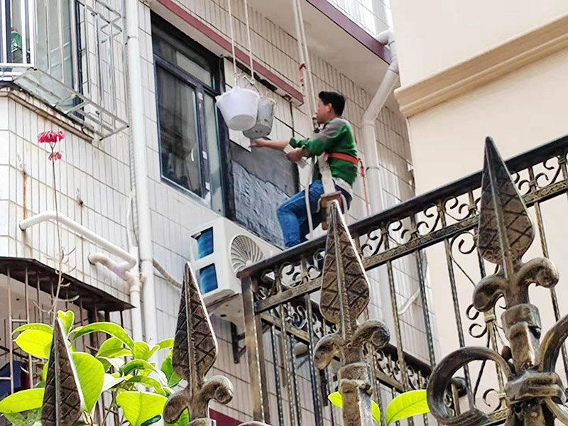 外墻瓷磚修補(bǔ)：將破損墻磚取出，用切割機(jī)在離損壞的墻磚的四周5到6毫米處切槽，用切割刀將墻磚縫的水泥稍微刮下一些，再用切割刀吧墻磚表面的釉面劃開一道口，以便把墻磚敲碎取出，用錘子把墻磚敲碎后取下來(lái)，如果水泥粘得太牢，可以用錘子和鏨子把破損的墻磚剔下。 將磚上的砂漿全部刮干凈，然后在107膠中加入適量的水泥，并攪拌成糊狀。然后在瓷磚的背面涂上薄薄的一層，再將瓷磚粘到之前粘貼的墻面，一會(huì)功夫就可粘牢。給瓷磚填縫，按照比例調(diào)勻瓷磚填縫劑，用海綿抹刀將填縫劑抹到墻磚之間的縫隙中;填縫劑半干后，將海綿沾水，把多余的填縫劑擦掉，干燥后完成。