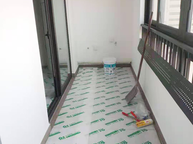 陽臺貼磚翻新：需要在粘結(jié)劑量置晾時間內(nèi)，將準備好的瓷磚鋪壓到位，垂直于梳理方向輕微搓動以排出磚下的空氣。鋪貼到位后用橡皮錘輕擊，用尺寸合適的十字定位架來調(diào)整表面平整度及接縫的平直。鋪設(shè)好的磚面應(yīng)該及時清理干凈，特別是去除殘留其上的粘結(jié)劑。合格的粘結(jié)劑干硬后即使在陶瓷磚面上也不易被清除掉。清理好的瓷磚面應(yīng)該立即擺放標識進行隔離，避免污染或擾動，直到下一個填縫工序。 填縫后，用木版或其他工具刮去大灰，用6--8#園鋼清理灰縫，以突出磚的立體感，磁磚表面殘留水泥一定等其發(fā)白時(即干而未凝固時)，用干布或鋸沫(木屑)、大沙、擦凈表面水泥，(注意一定不要用濕布)、布條、海綿等要勤擦勤換。 等徹底凝固后，用加長柄化纖滾筒毛刷沾取20%--30%鹽酸溶液進行全面清洗，之后用清水沖凈。這時要小心操作以免鹽酸沾染人身及衣物哦。