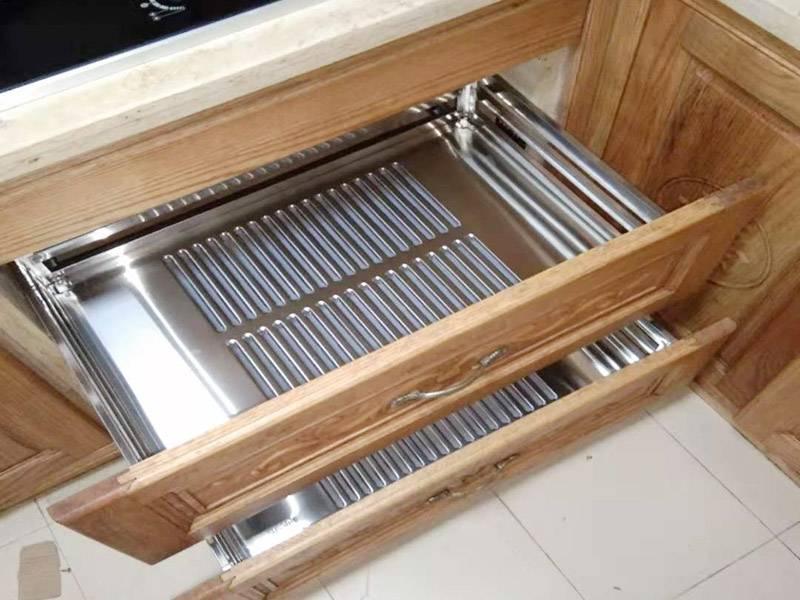 1、預埋螺母：加固專用；連接桿：連接專用；偏心頭：解決了板材之間鎖緊問題。通過、漲栓，螺栓，偏心件組合的三合一連接，牢固。 　　2、三合一連接可以多次拆裝。這也是板式家具的優(yōu)點之一。 　　3、隱蔽。從外表面看不到三合一連接件。 　　4、三合一連接，減少了黏合劑的使用，更加環(huán)保。