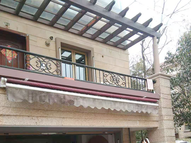 1、預埋螺母：加固專用；連接桿：連接專用；偏心頭：解決了板材之間鎖緊問題。通過、漲栓，螺栓，偏心件組合的三合一連接，牢固。 　　2、三合一連接可以多次拆裝。這也是板式家具的優(yōu)點之一。 　　3、隱蔽。從外表面看不到三合一連接件。 　　4、三合一連接，減少了黏合劑的使用，更加環(huán)保。