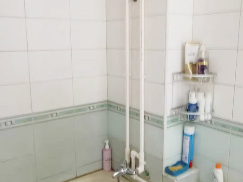 明管安裝維修：第一步是測(cè)量，確定線管和一級(jí)配電箱的固定點(diǎn)位。第二步是加工我們所需要的線管。第三步是線管的安裝和固定。第四步是管路進(jìn)入線盒或者是線盒。