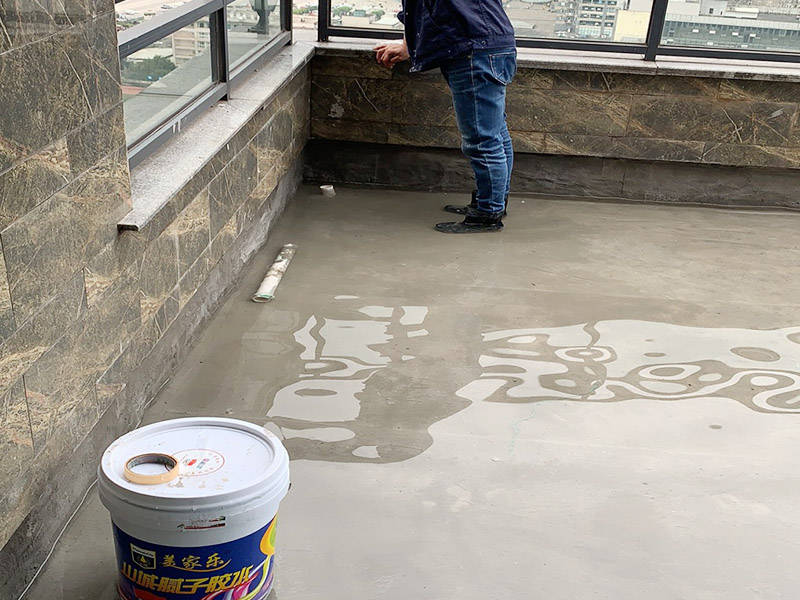 衛(wèi)生間貼磚施工：應(yīng)全部清理墻面上的各類污物，打掃干凈現(xiàn)場(chǎng)，特別是腳落里。用泥刀先批墻，后用水泥漿找平。這個(gè)工序很重要，確保底子平，防止貼后空鼓。墻面要刷防水涂料，防止貼后浸水，一般高度不低于1.8米，刷的時(shí)候會(huì)稍高一些。根據(jù)設(shè)計(jì)鋪貼圖樣的要求，確定排磚方案，用墨斗彈線，以減少施工損耗。用鋸齒鏝刀拉槽這點(diǎn)是目前新工藝區(qū)別老工藝的一點(diǎn)，使用將粘結(jié)劑漿料抹在待鋪貼基層表面，經(jīng)由鋸齒鏝刀梳理后的條狀漿料飽滿并連續(xù)不間斷。瓷磚上墻將經(jīng)過(guò)預(yù)先清潔的瓷磚平整地鋪貼在粘結(jié)劑漿料基層上，使用橡膠錘將瓷磚拍實(shí)鋪平。施工過(guò)程中，可小幅度轉(zhuǎn)動(dòng)瓷磚，使?jié){料與瓷磚背面充分接觸。專家建議在鋪貼時(shí)，隨機(jī)取下已鋪貼于基層上的瓷磚作檢查。確保漿料與瓷磚背面的充分接觸。