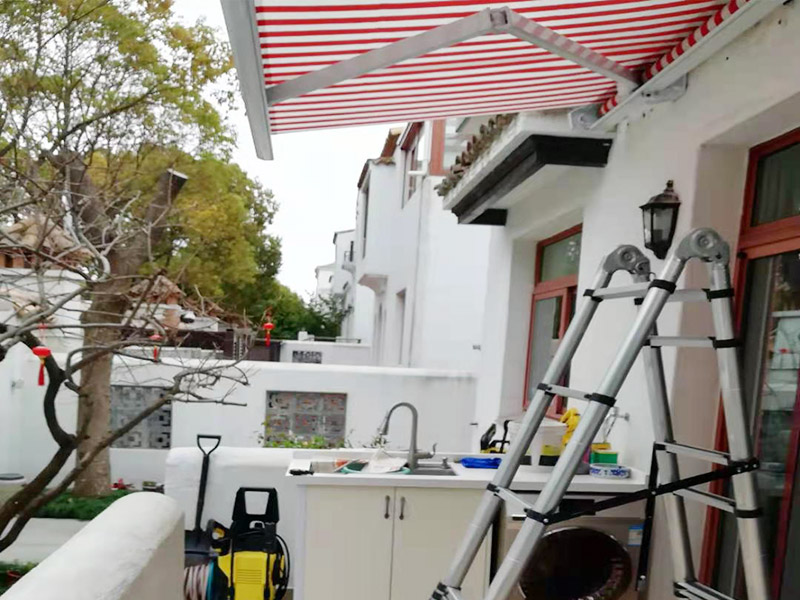 室外雨棚安裝調(diào)試：測量放線&rarr;安頂棚主骨架&rarr;安裝調(diào)平頂棚次骨架&rarr;安裝外層&rarr;安裝內(nèi)層&rarr;頂棚外部檐口調(diào)整及處理 ①根據(jù)安裝圖紙測量標(biāo)高和頂棚位置，用墨線彈出頂棚主骨架的位置線。②根據(jù)設(shè)計圖安裝膨脹螺栓，在將鋼板固定好，將主骨架的中心線投至鋼板。③安裝主骨架時先安裝兩端，然后再安裝中間部分；先組裝方鋼管，中間與預(yù)埋鋼板焊接。④主骨架安裝完畢后接下來安裝次骨架，并與主骨架焊接固定好。⑤外層的厚度有20mm，安裝好之后需要打膠，安裝壓條才算全部完成。⑥內(nèi)層的厚度為16mm，安裝前將上層底板擦干凈，也要進行打膠和安裝壓條的工序。⑦后安裝外檐，將細節(jié)部分全部調(diào)整好即可。