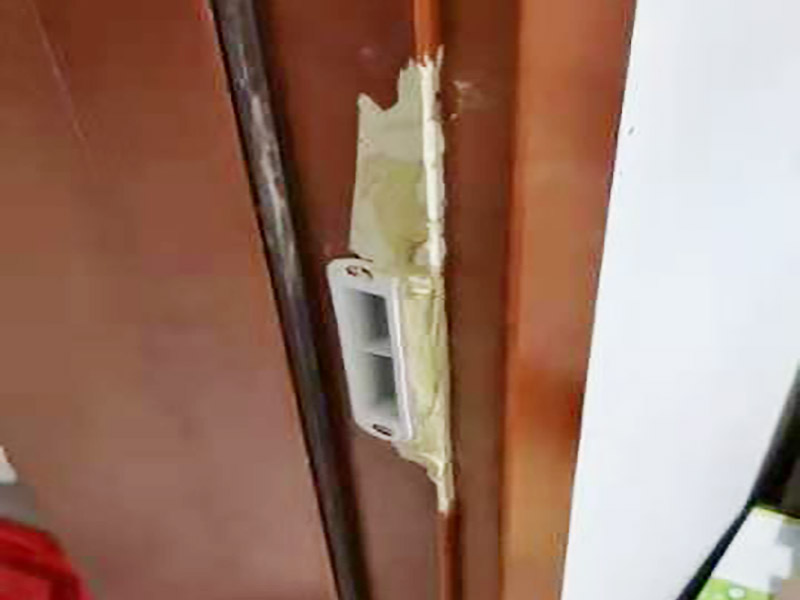 門框修復(fù)維修：清潔表面，把原有的木門使用砂紙打磨一遍，根據(jù)需要修補(bǔ)的地方選擇相近的顏色互相調(diào)和，均勻涂抹，并用尾部刮板刮平，用紙巾擦去多余的部分，等待10分鐘就可以干燥了。 有破損，出現(xiàn)裂縫或者是坑。坑面需要先填補(bǔ)，先把被損壞的地方補(bǔ)上膩?zhàn)樱缓蟠蚰ド凹?，再刷底漆和面漆? width=