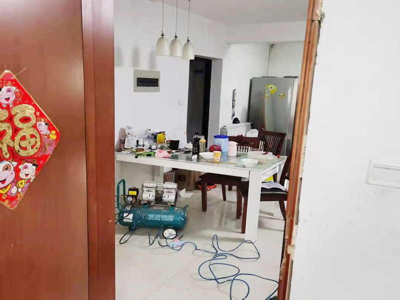 門框修復(fù)維修：清潔表面，把原有的木門使用砂紙打磨一遍，根據(jù)需要修補(bǔ)的地方選擇相近的顏色互相調(diào)和，均勻涂抹，并用尾部刮板刮平，用紙巾擦去多余的部分，等待10分鐘就可以干燥了。 有破損，出現(xiàn)裂縫或者是坑。坑面需要先填補(bǔ)，先把被損壞的地方補(bǔ)上膩?zhàn)?，然后打磨砂紙，再刷底漆和面漆? width=