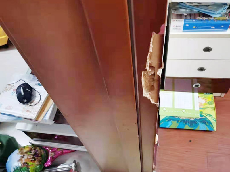 門框修復(fù)維修：清潔表面，把原有的木門使用砂紙打磨一遍，根據(jù)需要修補(bǔ)的地方選擇相近的顏色互相調(diào)和，均勻涂抹，并用尾部刮板刮平，用紙巾擦去多余的部分，等待10分鐘就可以干燥了。 有破損，出現(xiàn)裂縫或者是坑?？用嫘枰忍钛a(bǔ)，先把被損壞的地方補(bǔ)上膩?zhàn)?，然后打磨砂紙，再刷底漆和面漆? width=