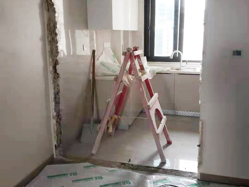 門框修復(fù)維修：清潔表面，把原有的木門使用砂紙打磨一遍，根據(jù)需要修補(bǔ)的地方選擇相近的顏色互相調(diào)和，均勻涂抹，并用尾部刮板刮平，用紙巾擦去多余的部分，等待10分鐘就可以干燥了。 有破損，出現(xiàn)裂縫或者是坑。坑面需要先填補(bǔ)，先把被損壞的地方補(bǔ)上膩?zhàn)樱缓蟠蚰ド凹?，再刷底漆和面漆? width=