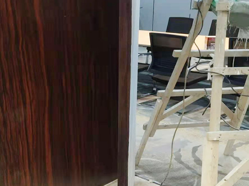 木門(mén)修補(bǔ)翻新：首先將破損的洞清理干凈，用砂紙打磨一下除去污垢，將膩?zhàn)雍秃锰钤诳斩磧?nèi)，等膩?zhàn)痈珊笥蒙凹埓蚰ス饣?，或者速干膠干透的木渣也是打磨光滑，除去上邊的灰塵。然后使用修補(bǔ)膏或者油漆對(duì)修補(bǔ)平整光滑的膩?zhàn)由险{(diào)色，還原成與周?chē)粯拥纳剩么碉L(fēng)機(jī)快速吹干油漆。