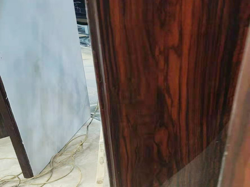 木門(mén)修補(bǔ)翻新：首先將破損的洞清理干凈，用砂紙打磨一下除去污垢，將膩?zhàn)雍秃锰钤诳斩磧?nèi)，等膩?zhàn)痈珊笥蒙凹埓蚰ス饣蛘咚俑赡z干透的木渣也是打磨光滑，除去上邊的灰塵。然后使用修補(bǔ)膏或者油漆對(duì)修補(bǔ)平整光滑的膩?zhàn)由险{(diào)色，還原成與周?chē)粯拥纳?，用吹風(fēng)機(jī)快速吹干油漆。