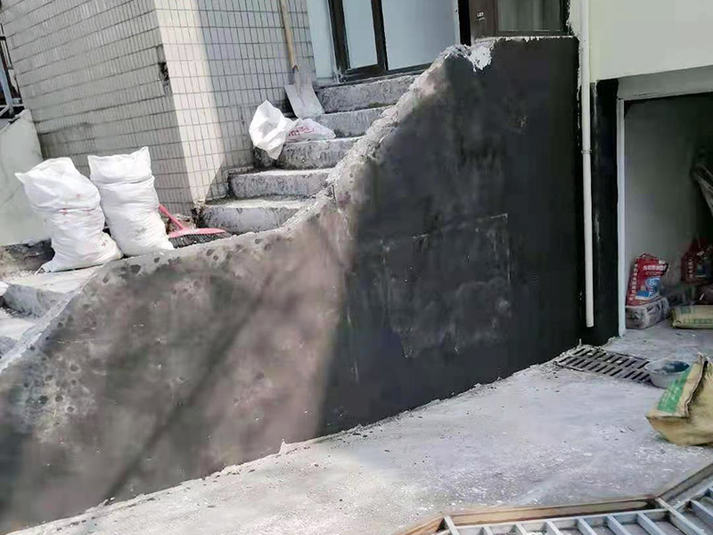 墻面刮膩子粉刷：可以做輕微潤水實驗，檢驗原涂層附著力是否合格，如果原基層膩子較差，則需要鏟除，重新石膏找平。陰角處理兩面&ldquo;彈線&rdquo;（注意垂直度），陽角處理用靠尺就可以了，然后用石膏粉加膠調制石膏膩子找直。石膏膩子干透后刮膩子（每遍必須徹底干透）。檢查膩子是否干透方法有二：首先觀察顏色是否一致；再就是看打磨的時候有沒&ldquo;粘砂紙&rdquo;現(xiàn)象。