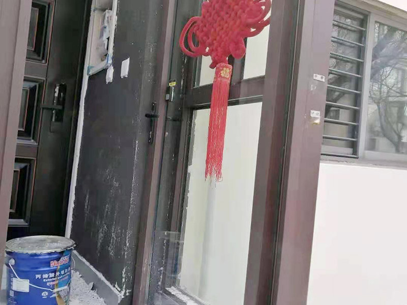 墻面刮膩子粉刷：可以做輕微潤水實驗，檢驗原涂層附著力是否合格，如果原基層膩子較差，則需要鏟除，重新石膏找平。陰角處理兩面&ldquo;彈線&rdquo;（注意垂直度），陽角處理用靠尺就可以了，然后用石膏粉加膠調制石膏膩子找直。石膏膩子干透后刮膩子（每遍必須徹底干透）。檢查膩子是否干透方法有二：首先觀察顏色是否一致；再就是看打磨的時候有沒&ldquo;粘砂紙&rdquo;現(xiàn)象。