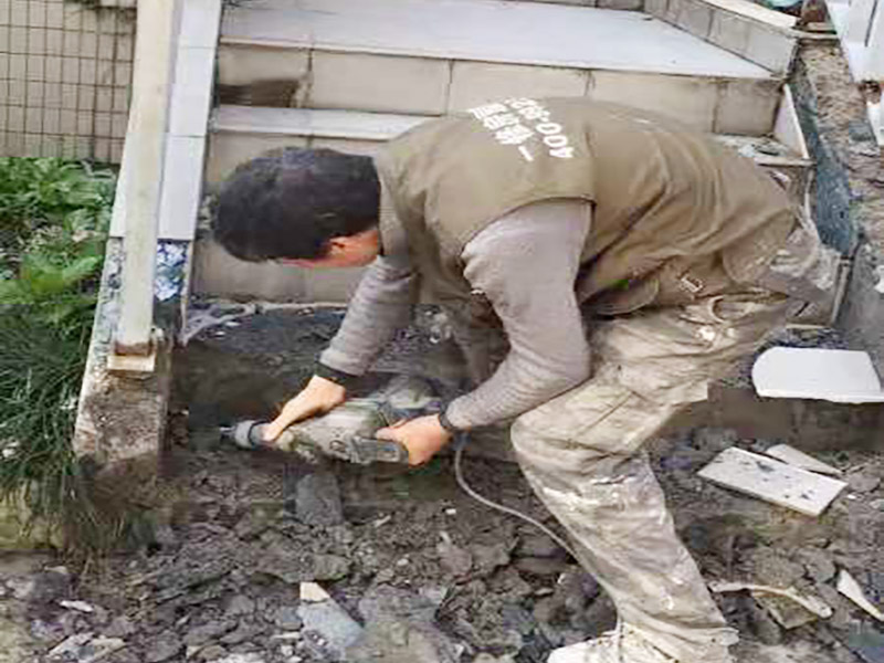 庭院改造翻新：1.先改造水路。將水管全部換成銅管、鋁塑復(fù)合管,增加凈水系統(tǒng)。 2.之后再改造電路。改造電路的時(shí)候要記得將強(qiáng)電與弱電分開,并且選擇對(duì)應(yīng)需求的線材。 3.保留老房子的一些特色,例如保留老房子的墻磚等,然后再增加一些個(gè)性的設(shè)計(jì)。 4.使用一些比較大氣的家具。有條件的話可以采用實(shí)木家具來裝飾搭配。 5.用綠植來搭配呼應(yīng)。用好綠植可以使院子里多一些家的氣息,更加的安靜舒適。