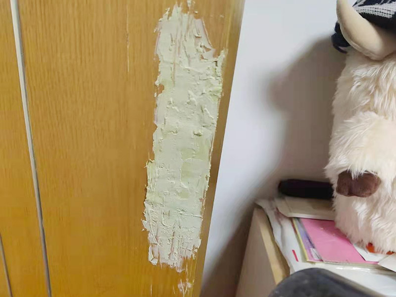 衣柜木門修補翻新:將破損的洞清理干凈，用砂紙打磨一下除去污垢，將膩子和好填緊空洞內(nèi),等膩子干后用砂紙打磨光滑，或者速干膠干透的木渣也是打磨光滑，除去灰塵，使用修補膏或者油漆對修補平整光滑的膩子上調(diào)色還原成與周圍一樣的色彩，用吹風機快速吹干油漆。