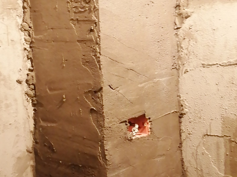 廁所重新裝修：、在同一房間內(nèi)，同類型的采暖設(shè)備、衛(wèi)生器具及管道配件，除有特殊要求外，應(yīng)安裝在同一高度上。2、明裝管道成排安裝時(shí)，直線部分應(yīng)互相平行。曲線部分：當(dāng)管道水平或垂直并行時(shí)，應(yīng)與直線部分保持等距；管道水平上下并行時(shí)，彎管部分的曲率半徑應(yīng)一致。3、管道采用粘接接口，管端插入承口的深度不得小于表3．3.15的規(guī)定。