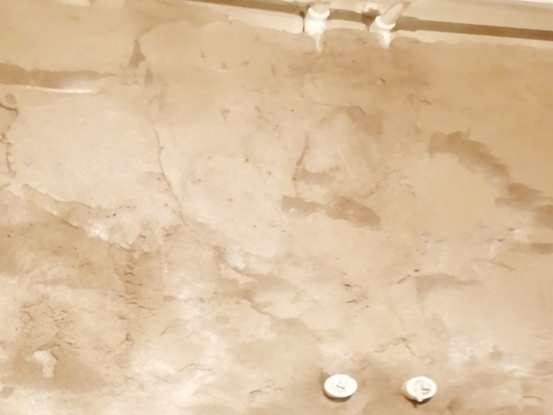 廁所重新裝修：、在同一房間內(nèi)，同類型的采暖設(shè)備、衛(wèi)生器具及管道配件，除有特殊要求外，應(yīng)安裝在同一高度上。2、明裝管道成排安裝時(shí)，直線部分應(yīng)互相平行。曲線部分：當(dāng)管道水平或垂直并行時(shí)，應(yīng)與直線部分保持等距；管道水平上下并行時(shí)，彎管部分的曲率半徑應(yīng)一致。3、管道采用粘接接口，管端插入承口的深度不得小于表3．3.15的規(guī)定。