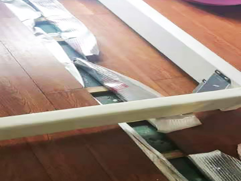 地板修復(fù)維修：擦拭木地板 要擦拭木地板盡量使用靜電拖把，因為木地板不宜沾有過多的水分，這樣可以使木地板可以使用更長的時間，如果是實木地板，在擦拭前可噴灑一些精油效果更好。 修補大刮痕 要修補較深、較大的刮痕比較麻煩，我們要選擇與木地板顏色相近的修補膏，擠在刮痕處，然后用刮刀將其抹平、涂勻，必要的時候可以多涂一些，也可以有一定的效果。