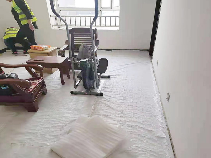 地面成品保護(hù)措施：瓷磚、地板的鋪裝，也屬于基礎(chǔ)裝修的部分，經(jīng)常發(fā)現(xiàn)瓷磚施工時(shí)和施工后都沒有做成品保護(hù)工作，具體的表現(xiàn)有：瓷磚邊鋪邊勾縫、在剛鋪的瓷磚、地板上堆放雜物、剛鋪的瓷磚就在上面走動(dòng)踩踏、地面瓷磚、地板沒有使用成品保護(hù)膜覆蓋等，這些都會(huì)影響瓷磚的鋪貼效果，造成瓷磚的施工質(zhì)量問題。