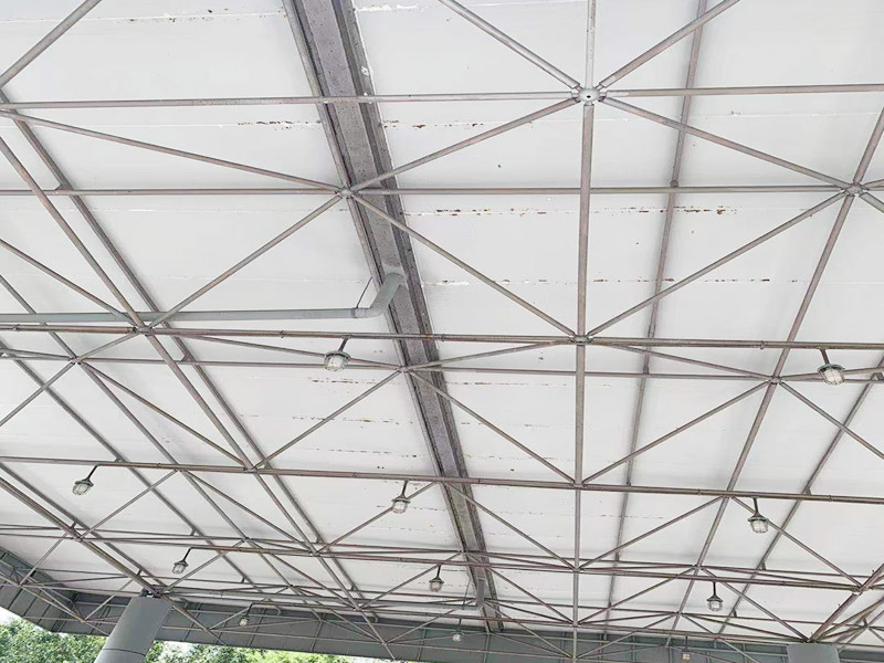 加油站漏水施工：先由專業(yè)人員檢查有無裂縫，根據(jù)前面的方案處理好裂縫后，在整個(gè)屋面鋪上防水卷材，若要加強(qiáng)防水效果，還可以再鋪上隔熱板，由于隔熱板的高度在20厘米以上，能夠達(dá)到保護(hù)防水層和隔熱保溫的雙重效果。 一般情況下專業(yè)施工隊(duì)會(huì)使用吊籃，由維修人員在外墻施工。處理辦法是：大裂縫可用堵漏王，小裂縫可用玻璃膠來補(bǔ)漏，修補(bǔ)時(shí)用外墻防水劑，噴上幾道之后就可以了。由于外墻裂縫補(bǔ)漏需要高空作業(yè)，市民一定要請(qǐng)專業(yè)施工隊(duì)來處理，以防安全事故放生。