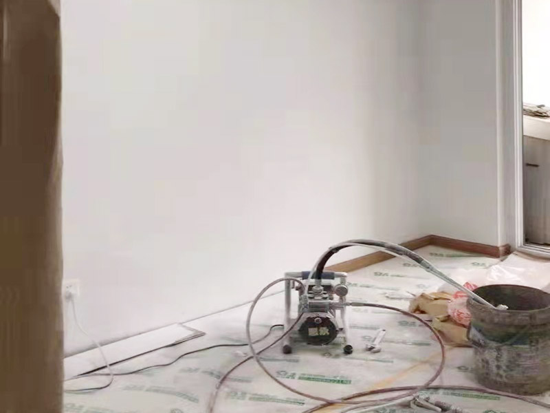 全屋裝修翻新:對于原有空間布局不滿意，需要重新規(guī)劃，那勢必就會對房屋的墻體進行安排。拆除、砌墻等等。水電施工基本原則：走頂不走地，頂不能走，考慮走墻，墻也不能走，才考慮走地。 在開線槽前，要先做好線路定位，主要考慮開關(guān)、插座、燈具等電器的位置。此時可進行櫥柜的第一次測量。嚴(yán)格的監(jiān)督水電工程中的質(zhì)量及一些相關(guān)的隱患問題，及早發(fā)現(xiàn)及早解決。