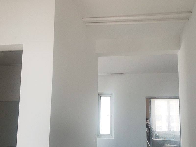 全屋裝修翻新:對于原有空間布局不滿意，需要重新規(guī)劃，那勢必就會對房屋的墻體進行安排。拆除、砌墻等等。水電施工基本原則：走頂不走地，頂不能走，考慮走墻，墻也不能走，才考慮走地。 在開線槽前，要先做好線路定位，主要考慮開關(guān)、插座、燈具等電器的位置。此時可進行櫥柜的第一次測量。嚴(yán)格的監(jiān)督水電工程中的質(zhì)量及一些相關(guān)的隱患問題，及早發(fā)現(xiàn)及早解決。 清理舊墻面:對墻面先進行清楚表層,因為表層需要處理干凈,把面上凹凸不平的地方修復(fù)平整。刮頭遍膩子:選擇顆粒細度較高,質(zhì)地較硬的膩子進行工作。刮完后打磨,完成打磨工作后,記得要將墻面清掃一遍,避免因粉塵太多,影響墻漆的附著力。刷底漆:如果墻面用漆量較大,建議在底漆中適量多加點水,在涂刷過程中一定要確保墻面的每個地方都要刷上底漆,并且涂刷均勻。