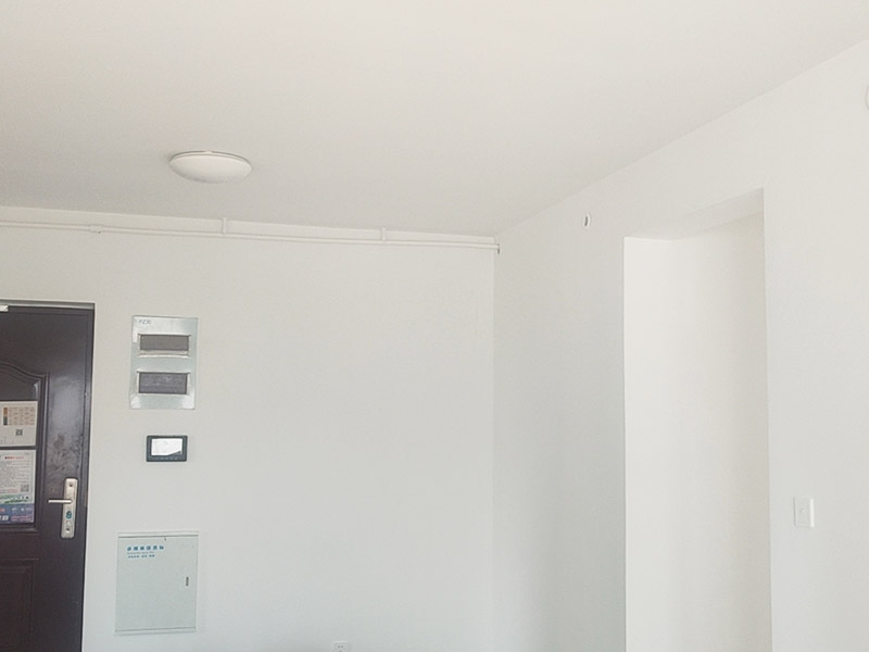 全屋裝修翻新:對于原有空間布局不滿意，需要重新規(guī)劃，那勢必就會對房屋的墻體進行安排。拆除、砌墻等等。水電施工基本原則：走頂不走地，頂不能走，考慮走墻，墻也不能走，才考慮走地。 在開線槽前，要先做好線路定位，主要考慮開關(guān)、插座、燈具等電器的位置。此時可進行櫥柜的第一次測量。嚴(yán)格的監(jiān)督水電工程中的質(zhì)量及一些相關(guān)的隱患問題，及早發(fā)現(xiàn)及早解決。 清理舊墻面:對墻面先進行清楚表層,因為表層需要處理干凈,把面上凹凸不平的地方修復(fù)平整。刮頭遍膩子:選擇顆粒細度較高,質(zhì)地較硬的膩子進行工作。刮完后打磨,完成打磨工作后,記得要將墻面清掃一遍,避免因粉塵太多,影響墻漆的附著力。刷底漆:如果墻面用漆量較大,建議在底漆中適量多加點水,在涂刷過程中一定要確保墻面的每個地方都要刷上底漆,并且涂刷均勻。