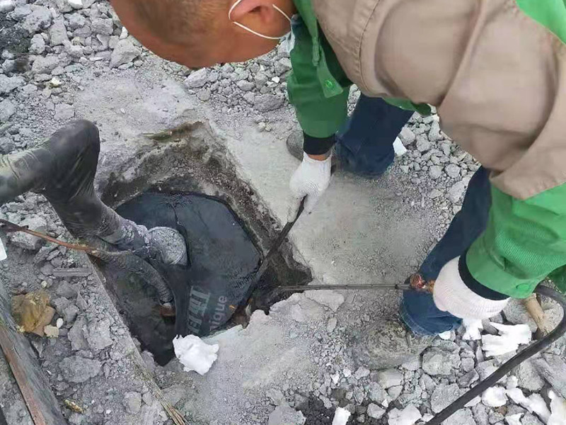 水管做防水卷材施工：如在屋面上設(shè)計有彩鋼坡屋頂。通常情況下是在彩鋼坡屋頂沒有安裝彩鋼板前，鋪設(shè)防水卷材(因安裝彩鋼板后，鋼結(jié)構(gòu)屋頂內(nèi)十分黑暗，雖可人工照明，但空間狹小，不利于施工)。在安裝彩鋼板時，施工作業(yè)人員要頻繁踩踏卷材，難免要對防水層造成破壞，而滿粘的卷材在一定程度上可以承受這種外力的沖擊，而不至于移位，接縫撕裂。