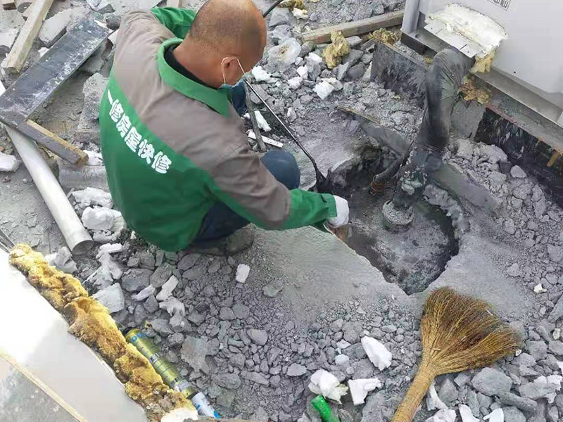 水管做防水卷材施工：如在屋面上設(shè)計有彩鋼坡屋頂。通常情況下是在彩鋼坡屋頂沒有安裝彩鋼板前，鋪設(shè)防水卷材(因安裝彩鋼板后，鋼結(jié)構(gòu)屋頂內(nèi)十分黑暗，雖可人工照明，但空間狹小，不利于施工)。在安裝彩鋼板時，施工作業(yè)人員要頻繁踩踏卷材，難免要對防水層造成破壞，而滿粘的卷材在一定程度上可以承受這種外力的沖擊，而不至于移位，接縫撕裂。